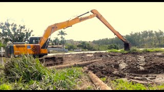 Escavadeira hidraulica HYUNDAI limpando represa