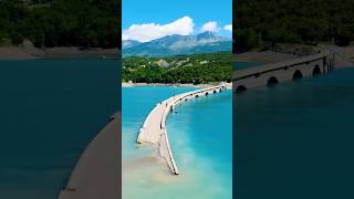 🏝️ Cote 772 : l’été débarque sur le lac de Serre-Ponçon 😎⛵️ #serreponcon