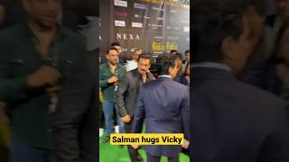 Salman Khan hugs Vicky Kaushal at IIFA Awards 😍 #youtubeshorts #viral #trending #2023