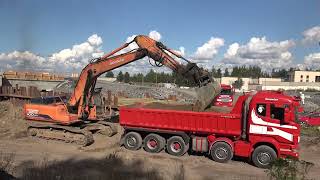 Doosan 300 Excavator load Scania truck