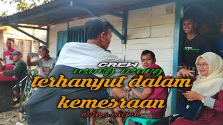 Norma PAEJAH,// terhanyut dalam kemesraan// crew usung usung