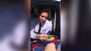 MESSI firmando sus últimas camisetas del FC BARCELONA al salir de la conferencia de prensa