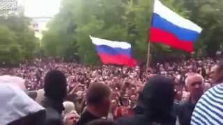 Huge East Ukrainian rally celebrate the capture of official building in Lugansk