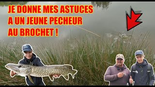 je donne mes astuces à un jeune pêcheur au brochet !