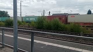 Güterzug fährt los am Bahnhof in Bebra