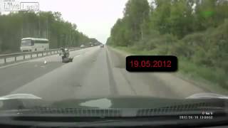 Байкер несправился с управлением, Motorcyclist crashes hard