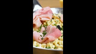 Elbow macaroni with cooked ham and black truffle