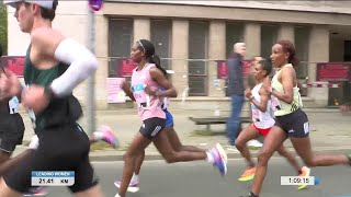 Half marathon split woman at the BMW BERLIN MARATHON 2022