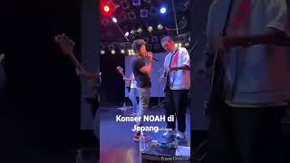 ARIEL NOAH memberikan baju yang dipakainya saat konser pada fansnya di Jepang