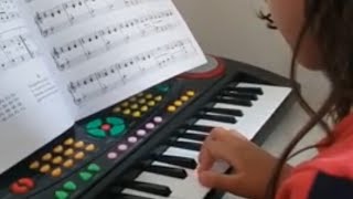 Sarah aprendeu a tocar uma musiquinha no teclado