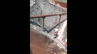 (37) Stress relief with sound of work - Conveyor belt unloading rocks in big ship