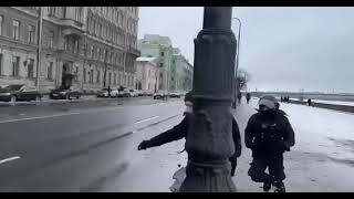 According to #tuckercarlson #russia  is free and safe country. Russians runing from police.