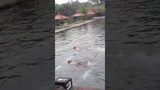 Salah Pilih Lawan... Balapan Renang Di Kolam Air Mada