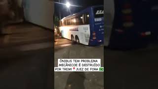 Um ônibus de turismo ficou totalmente destruído após ser atingido por um trem!