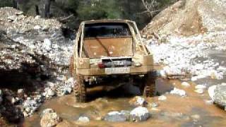 HILUX 4X4 VS LITTLE RIVER