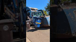 Recycling truck drives up #garbage #garbagebin #recycling #garbage #trashbin #garbage #trashcan