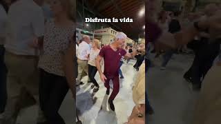 Disfruta la vida! Baila, ama, ríe.