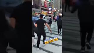 Pánico masivo en Times Square por explosión de una alcantarilla 😱