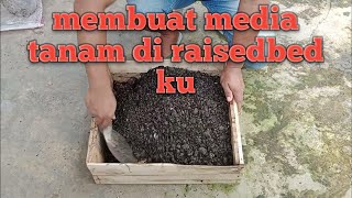 mengisi media tanam untuk raisedbed ku