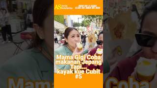 Mama Gigi makan kue cubit di Jepang