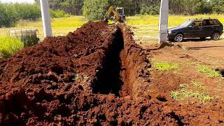 Retroescavadeira fazendo dreno para biodigestor(Backhoe loader making drain for biodigester)