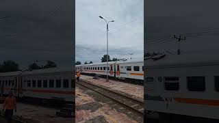 Kesibukan Stasiun Klari. Semua jalur penuh. #keretaapiindonesia #stasiunkereta #kaicommuter