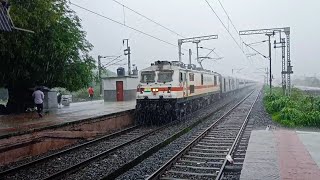 TRAINS IN HEAVY RAIN !!! | High Speed Trains Tears at MPS in MUMBAI-VADODARA Route