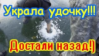 Одновременно две рыбы, зимой украли удочку-достали назад! / Вот это шоу!!! / Затянули под лед