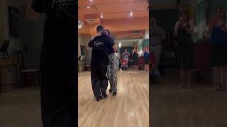 Tango lesson-Ochos on close embrace and back cross