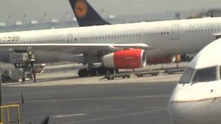 United 757-200 pulling up to the gate at KEWR