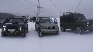 Off-road УАЗ, НИВА, ЧЕРОКЕЗ, БУХАНКА по заснеженному лесу.