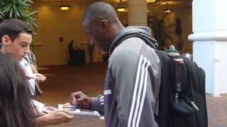 Dee Brown signing autographs, former NBA player (Celtics, Raptors, Magic) - TopSignatures.com