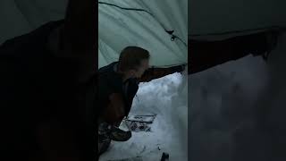 Camping Under the Snow in Survival Shelter #shorts #survival #bushcraft #solowintercamping #camp