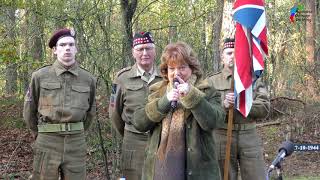 Herdenking bij het monument Kruis in de Duinen , ondersteund door The Clan Lamont Pipe Band.