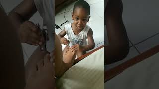 3yr old cutting his mom toe nails || 😊👣#funny #viral