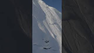 😱@marcgross carves his way through a steep backcountry line with unmatched confidence.