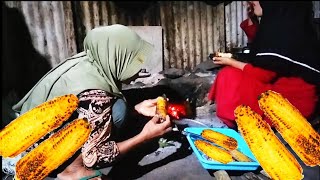 menjelang magrib bakar jagung manis di tungku | hidup di desa