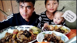 Meilhei gal jeh a YouTube ka ngah gut hitam 😜 spicy chicken 🍗 mukbang with my wife & daughter🥰