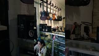 ready gitar gitar custom dan original,harga menyesuaikan,hanya di ID music studio soreang banjaran