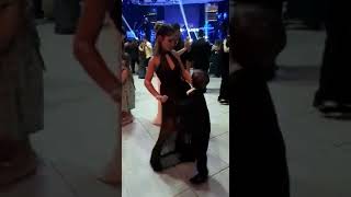 Filho dança valsa de formatura com a mãe