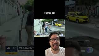 HOMEM CAI EM BURACO NA RUA DURANTE REPORTAGEM AO VIVO