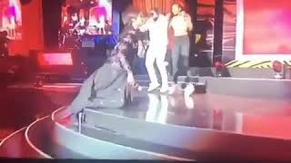 Wawu!!! Singer "Seyi Shay" slips and falls while performing at the Afrimma 2017 awards