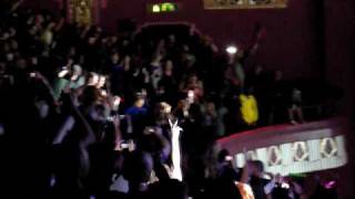 NKOTB Hammersmith Apollo 25.01.09 Tonight on balcony Jordan waving Flag