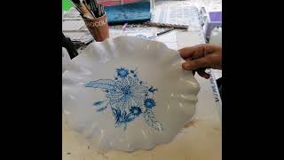 peinture sur porcelaine, work in progress monochrome bleu à la plume sur assiette en porcelaine