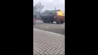 Ukraine War | Civilian attacks Russian truck with molotov