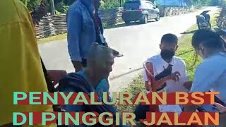 Pembagian BST Di Pinggir Jalan Nakafa di Desa Tuataum TTS