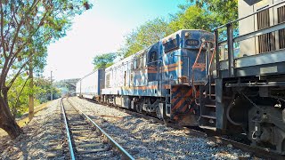 Trem de celulose vazio partindo do pátio de EEQ rebocando uma locomotiva G8