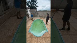 Limpeza de piscina verde #satisfying #fy #piscinas #pool #satisfacao #satisfy #satisfyingvideos #fyp