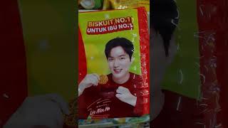 cobain makan roti biskuit roma kelapa no 1 di indonesia korea lee min ho @4anakrambow #shorts