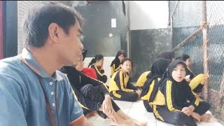 MENDAMPINGI ANAK-ANAK OLAHRAGA FUTSAL